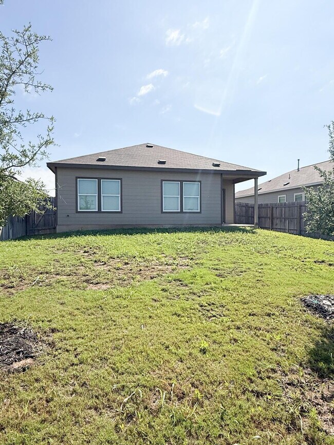 Building Photo - Charming 3-Bedroom Sanctuary with 2 Full Baths Near Lackland Air Force Base – 1469 Sq Ft of Comfo...