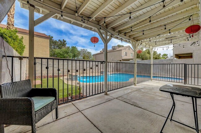 Building Photo - 3 bedroom home with pool!!