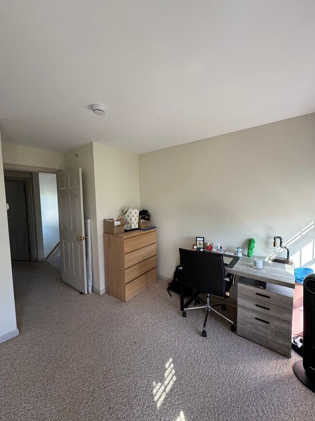 Building Photo - $2,650 2BD/1.5BA South Portland Near I-295