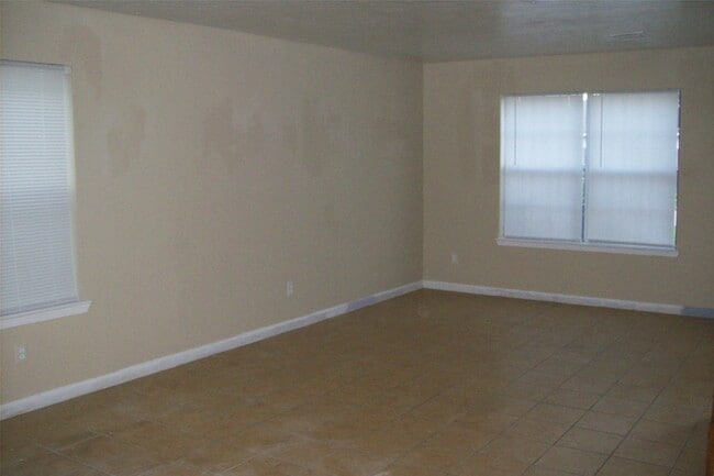 Building Photo - 15007 Kingsbridge Way