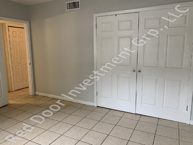 Building Photo - Spacious 1/1 1st Floor Condo - minutes fro...