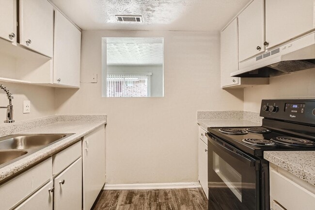 Building Photo - !Lake Park Colonial Apartments by ARIUM