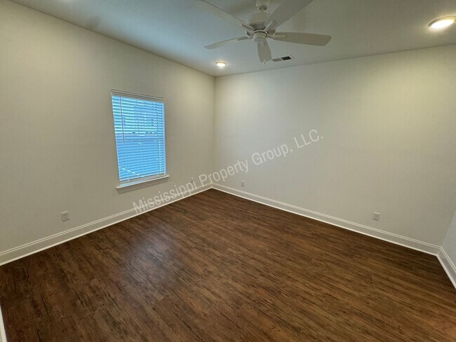 Building Photo - 3BR/3.5BA - End Unit in South Grove
