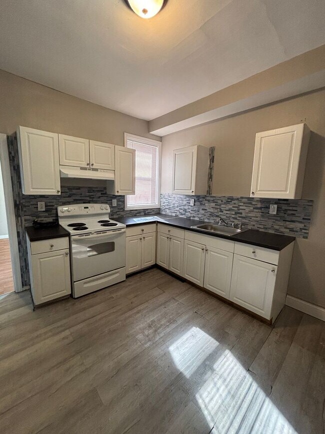 Primary Photo - 2066 Clarence St