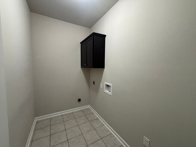 Building Photo - Great Starter Home in Gated Community