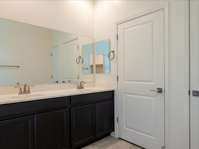 Building Photo - Modern Comfort Meets Community Living – 3 Bed, 2 Bath Beauty with Resort-Style Amenities!