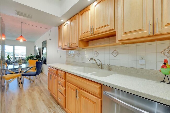 Building Photo - 3806 Gulf of Mexico Dr