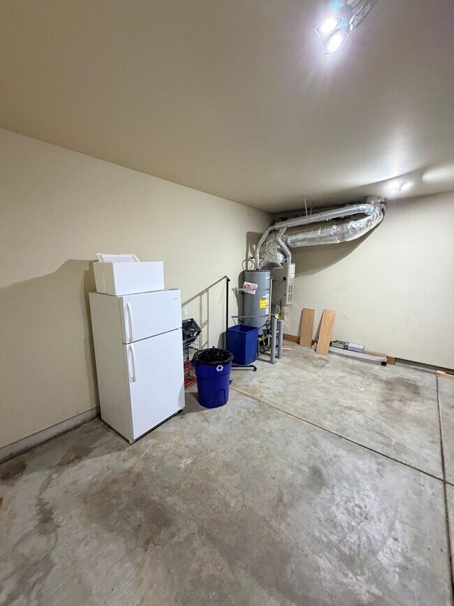 Building Photo - Spacious 3-Bed Home with Private Baths, Owners are offering a 10%discount to military families