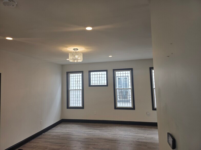 Building Photo - 653 S 20th St