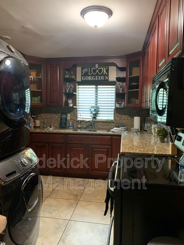 Building Photo - 4321 Beagle St