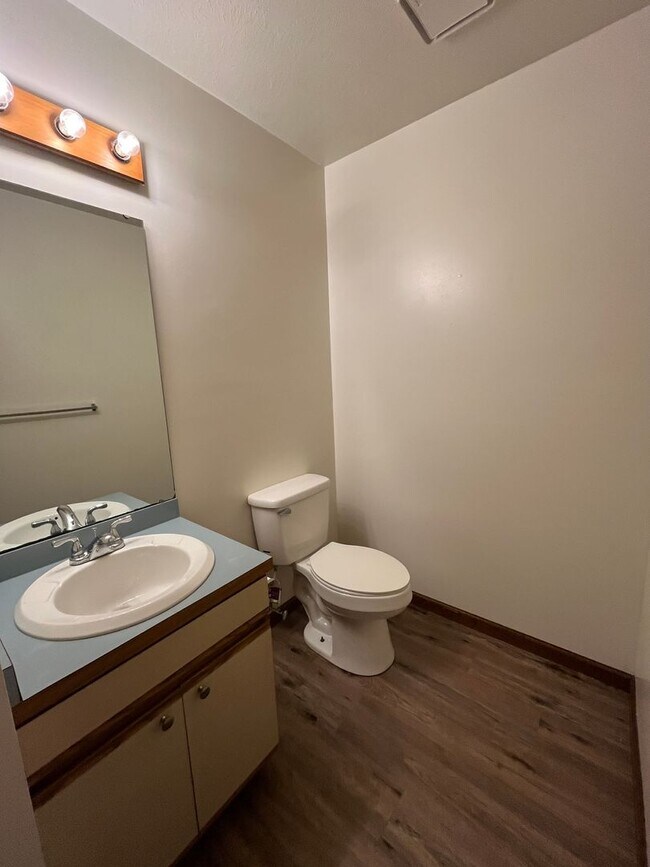 Building Photo - 515-C S Silverwood Lane