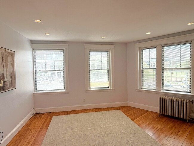 Building Photo - 2 Bedroom sunny second-floor corner unit a...