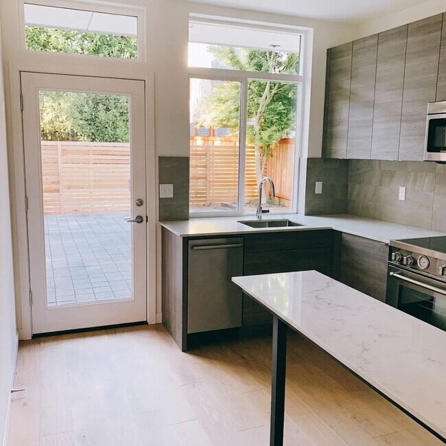 Building Photo - Modern 3B/2Ba Light & Bright Ballard Townhome!