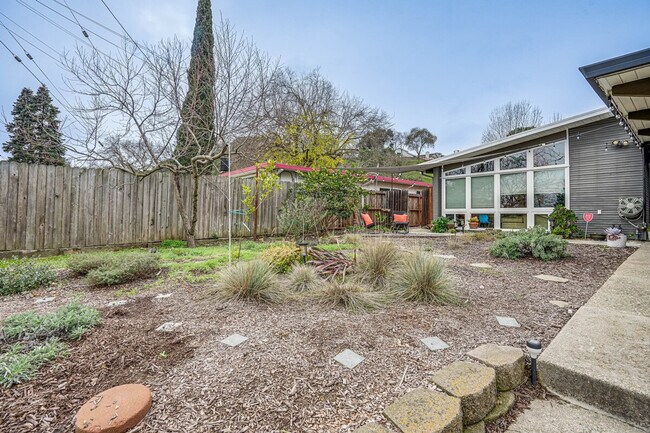 Building Photo - 1142 Temple Dr