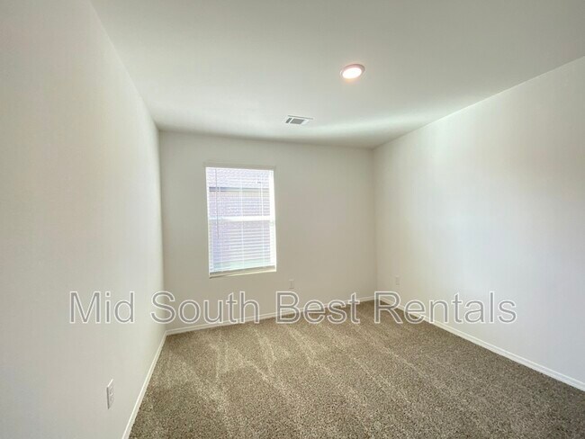 Building Photo - 36 Kelton Ln