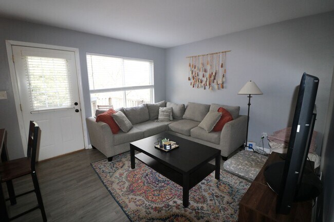 Building Photo - Awesome 4 bedroom duplex located in quite neighborhood