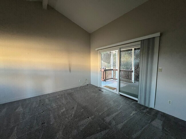 Building Photo - 515 Ash St