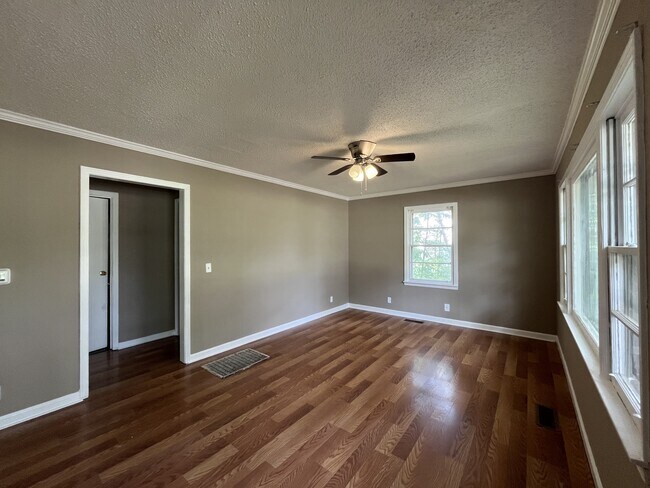 Building Photo - 438 Lennanwood Ave