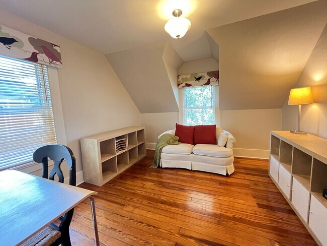 Building Photo - Beautiful East Rock Single Family House