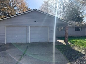 Building Photo - HALF OFF SECOND MONTH'S RENT WITH SIGNED LEASE