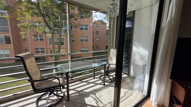 Building Photo - 2801 Somerset Dr