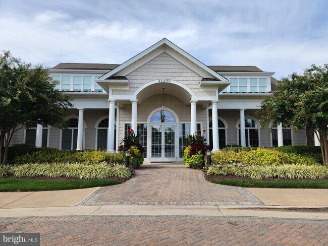 Building Photo - 20667 Golden Ridge Dr