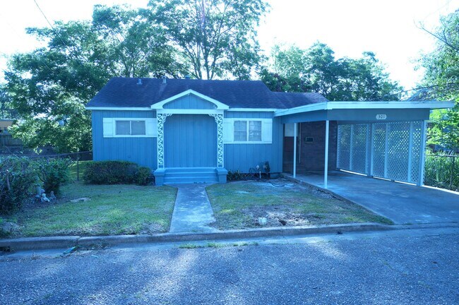 Building Photo - 301 Hillside St