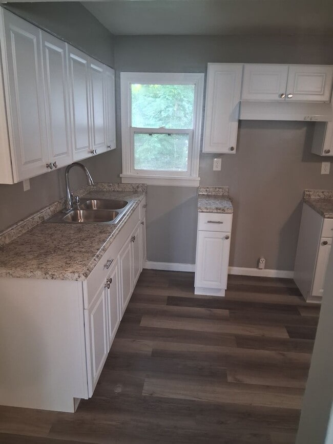 Building Photo - Great 5 bed 2 bath AC close to everything ...