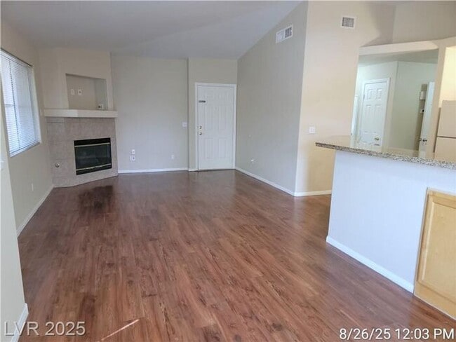 Building Photo - Bright Upstairs Unit with Vaulted Ceilings...