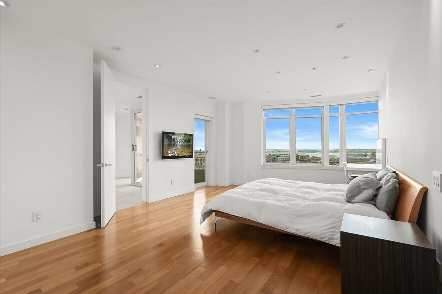 Building Photo - 100 Harborview Dr