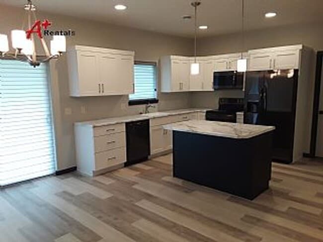 Building Photo - Three bedroom two bathroom Twin home w/ triple garage