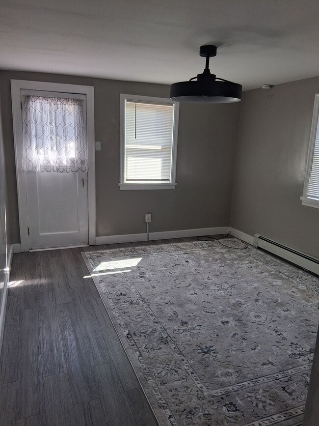 Building Photo - 1BR//1 B  Single Family Home  Mapleside Ne...