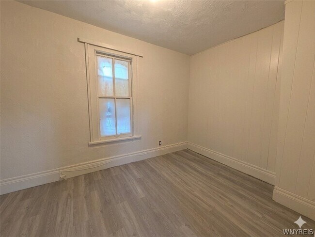 Building Photo - 616 7th St