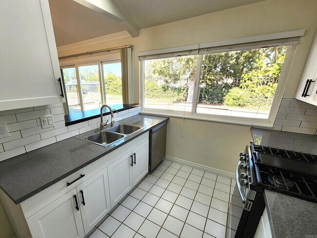 Building Photo - 80 N Lucas Ct