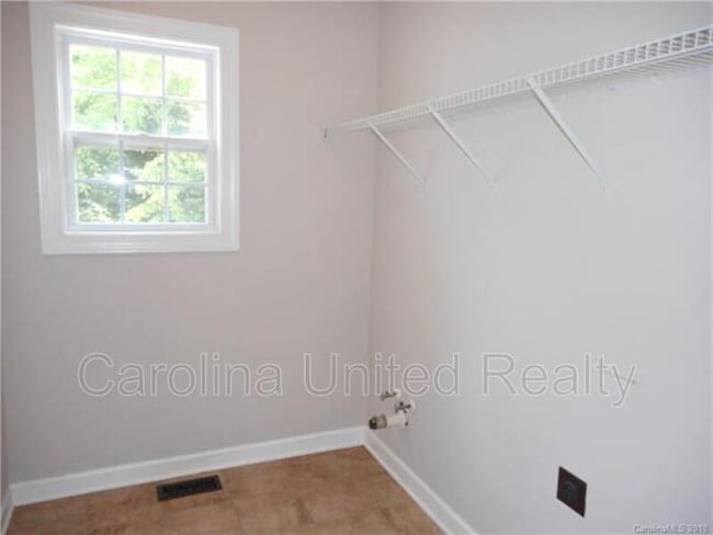 Building Photo - 11017 Valley Spring Dr