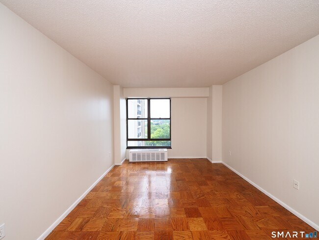 Building Photo - 44 Strawberry Hill Ave