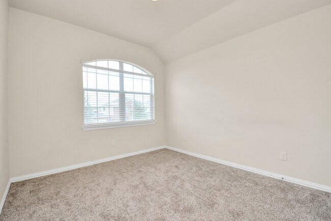 Building Photo - 2703 Lakecrest River Dr