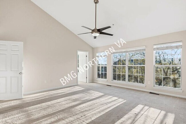Building Photo - 1881 Crescent Park Dr