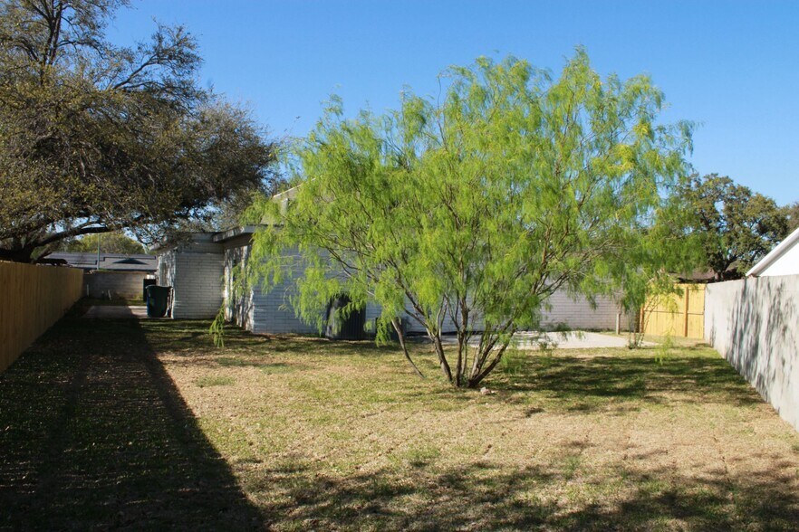 Building Photo - 13 Royale Cir