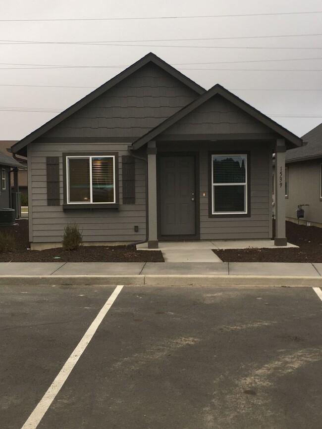 Primary Photo - 2 Bedroom / 1 Bathroom Cottage in SW Redmond