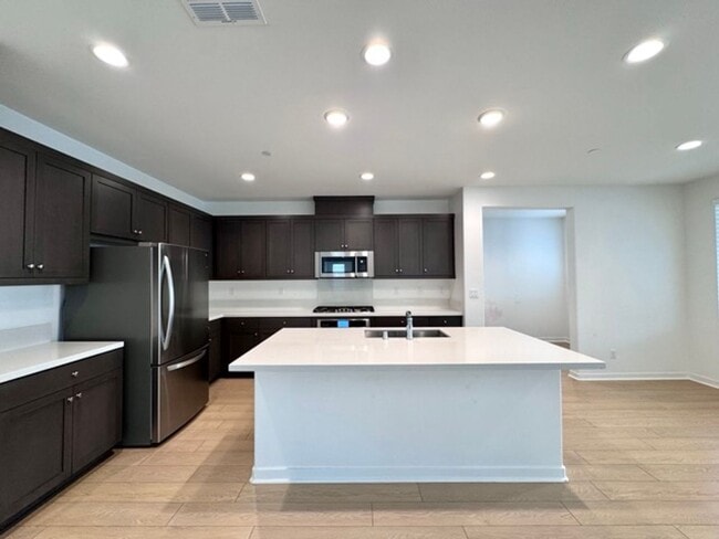 Building Photo - Spacious 4 Bedroom Home for Lease in Winch...