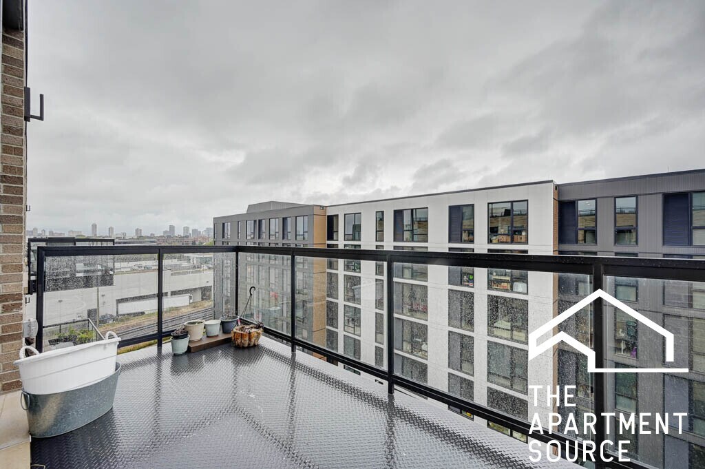 Building Photo - 1701 W Webster Ave