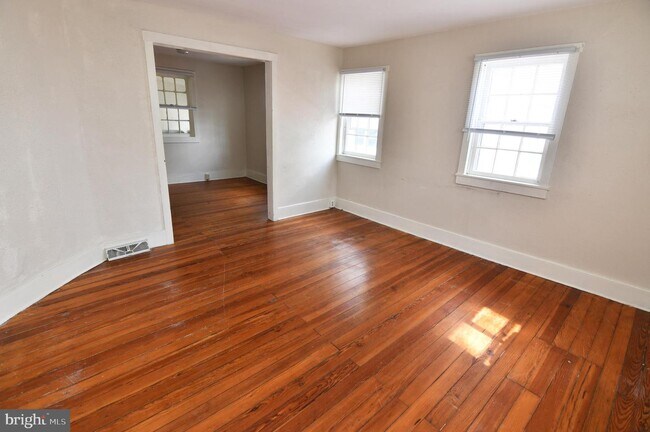 Building Photo - 122 E Monmouth St