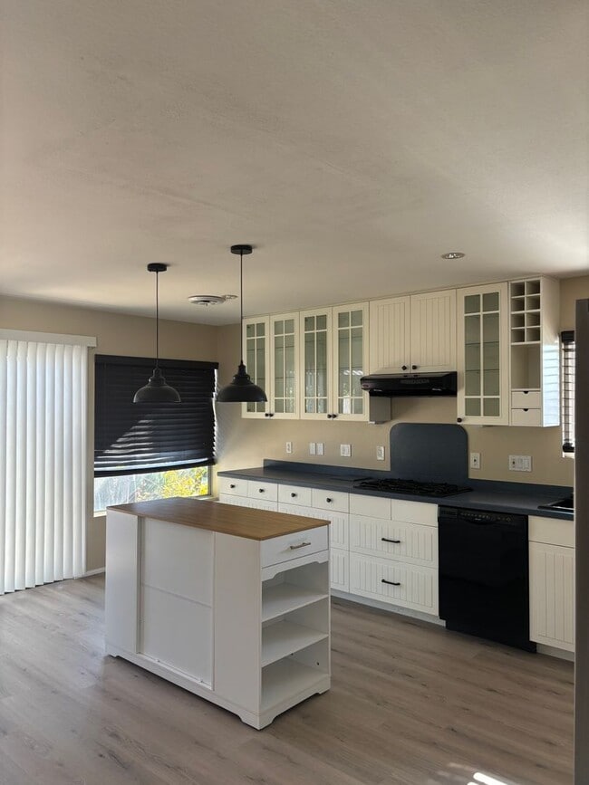 Building Photo - 3 bedroom 2 bath single story home for lease