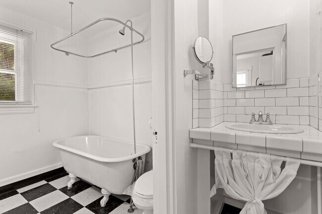 Building Photo - 1 Bedroom with den close to SW! Walking distance to Providence Park!