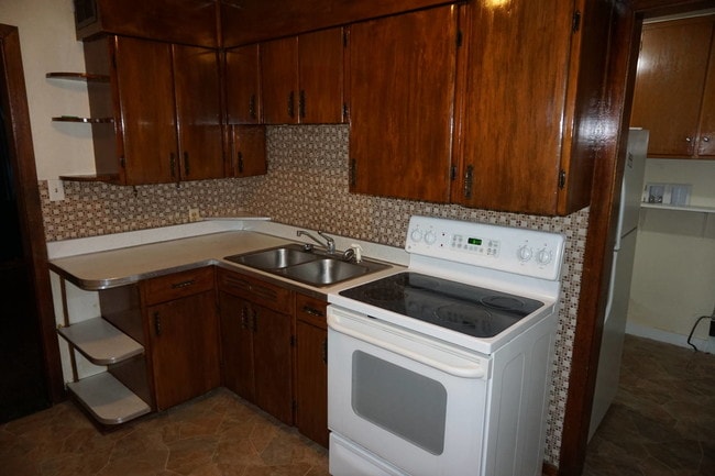 Building Photo - 204 N Geri St