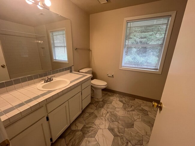 Building Photo - Beautifully Updated West Linn Home Near West Linn High School