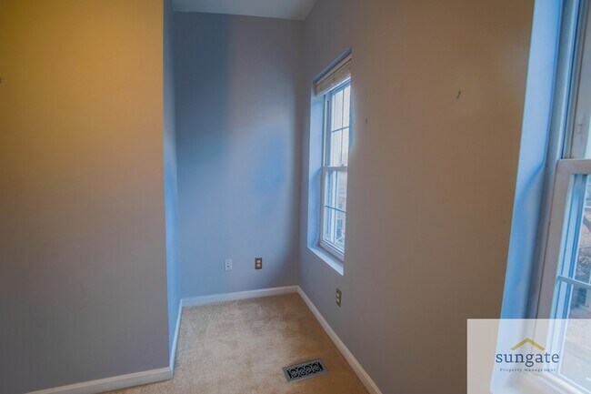 Building Photo - 615 S Glover St