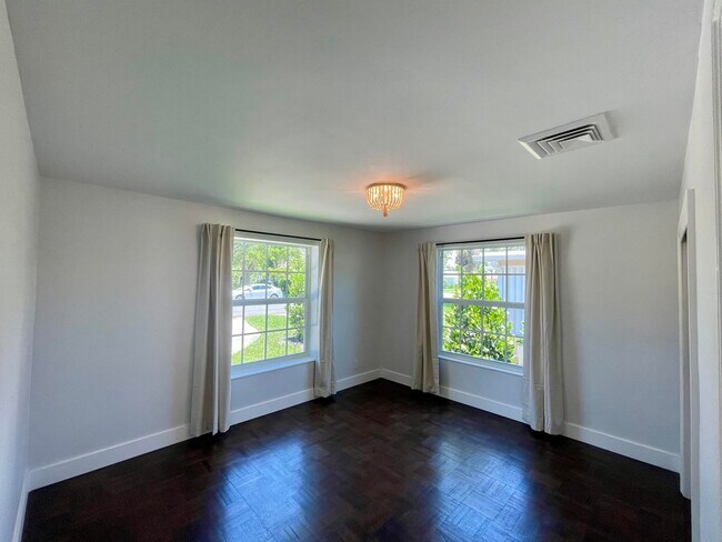 Building Photo - 360 Alhambra Pl