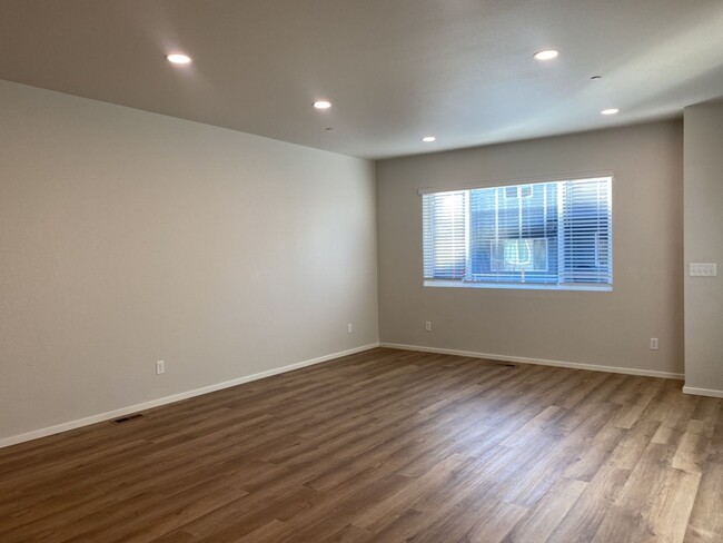 Building Photo - Beautiful 3 Bed/2.5 Bath Townhome with Att...